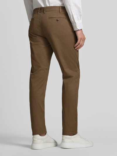 Mężczyznę nosi Straight Fit Hose mit Gesäßtaschen von MCNEAL, brązowa bawełna, tylne kieszenie, krój straight fit, widok całej sylwetki z tyłu