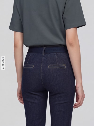 Frauenmodel trägt Slim Fit Jeans aus Baumwoll-Mix Modell 'Jenny Smart' von TONI, dunkles Blau, glatte Textur, Ganzkörperansicht Rückansicht, Damen Slim Fit Jeans von TONI, KI-modifiziertes Bild.