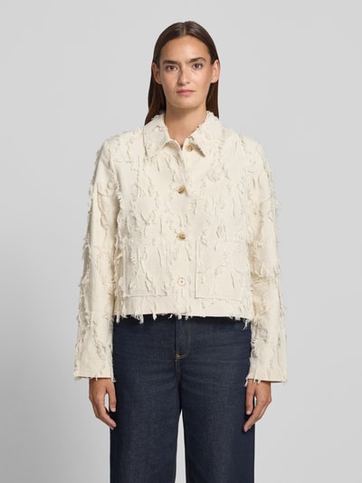 Frauenmodel trägt Regular Fit Jacke aus Viskose-Mix Modell 'Kornelie' von MSCH Copenhagen in Creme mit Zierbesatz, Ganzkörperansicht von vorne, Damen Jacke, Leinen-Viskose-Anteil, durchgängige Knopfleiste, Umlegekragen, Rückenlänge 50 cm, Brustweite 48 cm, Ärmellänge 64 cm.