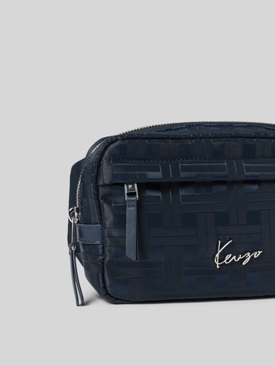 Produktfoto, Bauchtasche mit Logo-Applikation von Kenzo in dunklem Blau mit Muster, Hauptfach mit Rundum-Reißverschluss, Reißverschlussfach, Label-Patch innen, verstellbarer Schulterriemen mit Klickverschluss, Maße: 22 cm Breite, 14 cm Länge, 7 cm Tiefe.
