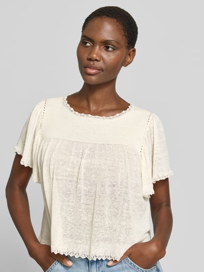 Frauenmodel trägt Strickshirt aus Leinen-Mix mit Spitze Modell 'TAYLIE' von Drykorn in Beige, Rundhalsausschnitt, Schmetterlingsärmel, Straight Fit, Ganzkörperansicht von vorne.
