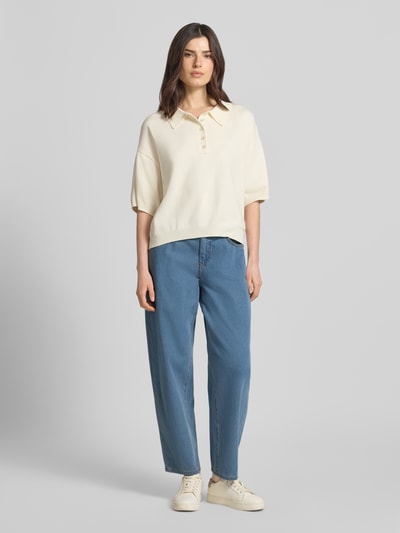 Kobiece model prezentuje Wide Fit Jeans im 5-Pocket-Design Modell 'Hellen' od MOS MOSH, mieszanka bawełny, szerokość w rozmiarze 27: 40 cm, długość wewnętrzna nogawki w rozmiarze 27: 73 cm, zapięcie na guzik i zamek błyskawiczny, jasnoniebieski, gładka struktura, pełny widok z przodu.