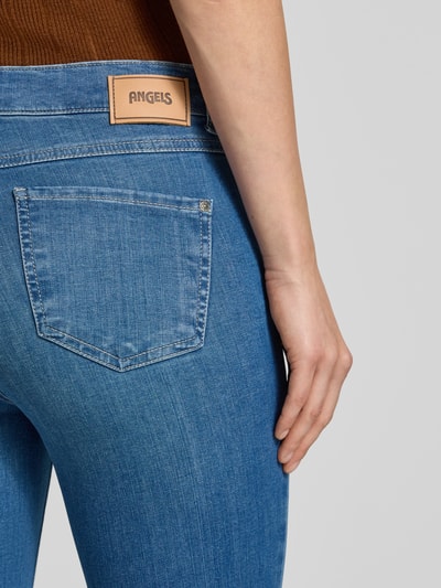 Frauenmodel trägt Bootcut-Jeans aus Baumwoll-Mix Modell 'Luna' von ANGELS in mittlerem Blau, Struktur fein, Ganzkörperansicht Rückansicht, Damen Bootcut-Jeans von ANGELS.