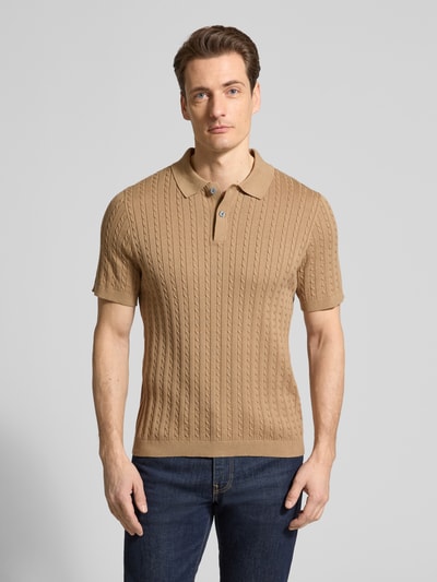 Männermodel trägt Slim Fit Poloshirt in Strick-Optik von Christian Berg Men, beige, kurze Ärmel, Polokragen, Vorderansicht, Nahaufnahme Oberkörper.