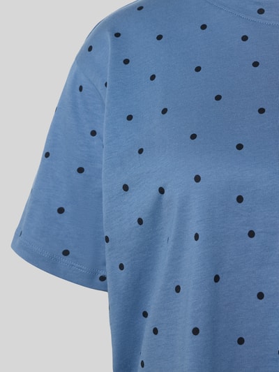 Frauenmodel trägt Regular Fit T-Shirt mit Rundhalsausschnitt von Jake*s Casual aus reiner Baumwolle, blau mit schwarzen Punkten, Nahaufnahme Oberkörper.