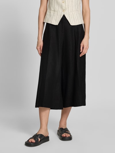 Frauenmodel trägt Loose Fit Leinenhose mit elastischem Bund Modell 'MELLI' von Brax, Optik: Unifarben, Passform: Loose-Fit, Länge: Cropped, Details: Gürtelschlaufen, Verschluss: Knopf und Reißverschluss, Bundabschluss: Elastisch, Taschen: Seitliche Eingrifftaschen, angedeutete Gesäßtaschen, Material: Reines Leinen, schwarze Farbe, strukturierte Leinen-Textur, Ganzkörperansicht von vorne.