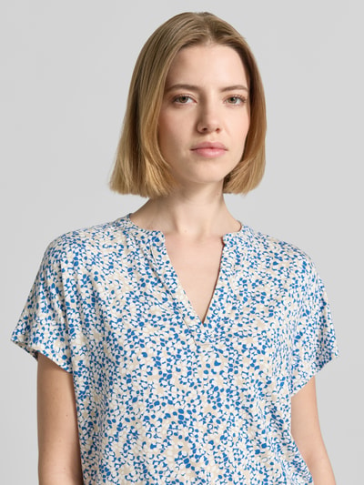 Frauenmodel trägt Relaxed Fit T-Shirt aus Viskose-Mix von s.Oliver RED LABEL mit floralem Allover-Muster in Blau, Nahaufnahme Oberkörper.
