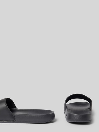 Produktfoto, Badeschuhe mit Logo Print Modell 'SERVE SLIDE' von Lacoste mit Optik: Unifarben, Schuhspitze: abgerundet, Absatzform: flach, Logo-Print, Verschluss: Schlupf/offen, strukturierte Sohle
