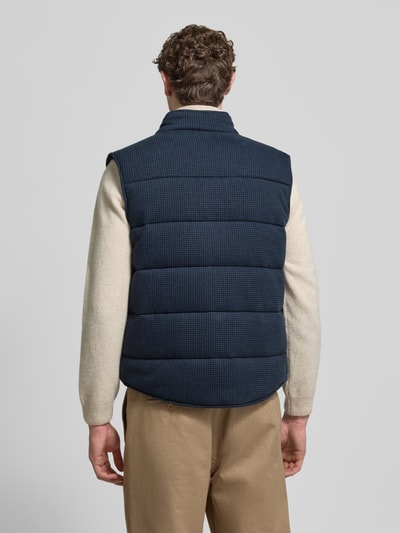 Männermodel draagt Weste mit Stehkragen und Label-Stitching van Polo Ralph Lauren in blauw met stiksels, rugaanzicht, regular fit, katoen.
