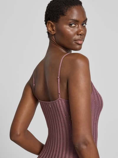 Frauenmodel trägt Strickkleid in Ripp-Optik Modell 'MEENA' von GUESS mit Ziersteinbesatz, Viskose-Mix, Nahaufnahme Oberkörper.