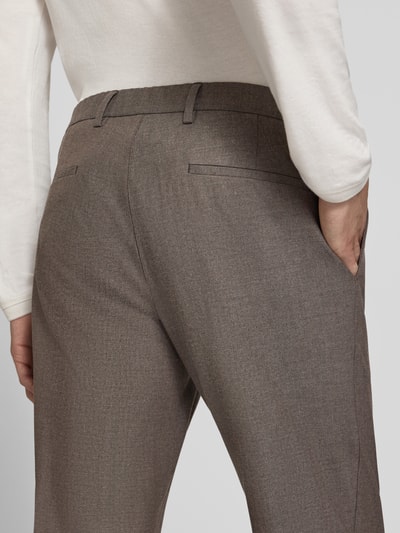 Männermodel trägt Straight Fit Hose mit Baumwoll-Anteil von ROY ROBSON, Material-Mix, Bundfalten, Nahaufnahme Rückansicht.