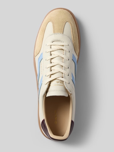 Produktfoto, Sneaker aus echtem Leder Modell 'Cuzima' von Gant, biel, beżowy i niebieski, logo z boku, zaokrąglony fason, sznurowadła, gładka podeszwa, wysokość obcasa 3 cm, wysokość cholewki 7 cm, szerokość w rozmiarze 40: 9 cm