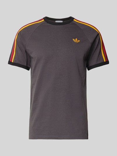 Produktfoto, T-shirt met labelstitching van adidas Originals in antraciet, puur katoen, regular fit, ribboorden, ronde hals, ruglengte maat M 73 cm
