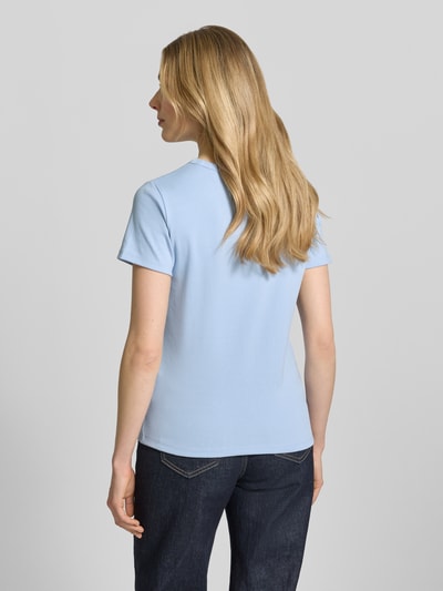 Frauenmodel trägt Regular Fit T-Shirt aus Baumwoll-Mix Modell 'DELORIS' von HUGO in Hellblau, Jerseystruktur, Ganzkörperansicht Rückansicht.