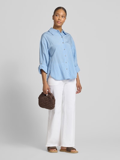 Vrouwenmodel draagt Flared Cut Jeans met steekzakken van Luisa Cerano, katoenmix met stretch, wit, recht model, knoop- en ritssluiting, volledige lichaamsaanzicht van voren.