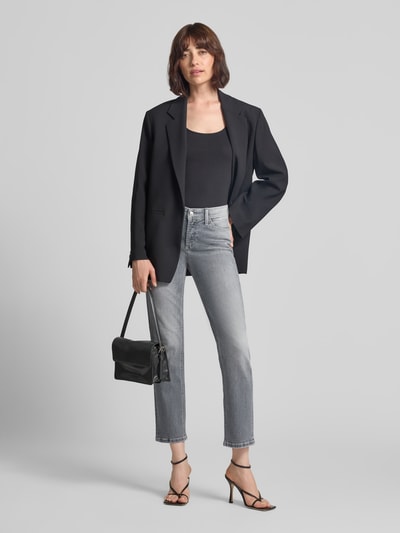 Kobiece modelka nosi Slim Fit Jeans aus Baumwoll-Mix Modell 'PIPER' od CAMBIO w szarym kolorze, długi fason, tekstura gładka, widok całej sylwetki z przodu. Damen Slim Fit Jeans von CAMBIO.