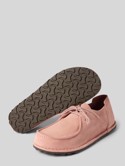 Produktfoto, Schnürschuhe aus Leder mit flacher Sohle von Birkenstock in Rosa mit strukturierter, profilierter Sohle, abgerundeter Spitze und sichtbarer Naht, echtes Leder, flache Sohle, Absatzhöhe 1 cm, Schafthöhe 8 cm, Schaftweite 9 cm