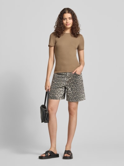 Vrouwenmodel draagt bruin slim fit T-shirt met viscose model 'LUPE' van ONLY, dames T-shirt, volledige lichaamsweergave van voren