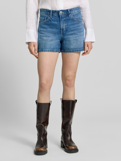 Frauenmodel trägt Shorts im 5-Pocket-Design Modell 'Zoey' von Mango aus reiner Baumwolle in Blau, Straight Fit, Ganzkörperansicht von vorne.