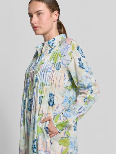 Frauenmodel trägt Relaxed Fit Midikleid aus reiner Baumwolle von Christian Berg Woman mit floralem Allover-Print, Langarm und gelegten Falten, Nahaufnahme Oberkörper.