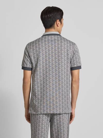 Männermodel trägt Regular Fit Poloshirt mit Baumwoll-Anteil von Lacoste, Optik:Unifarben, Allover-Muster, Ganzkörperansicht Rückansicht.