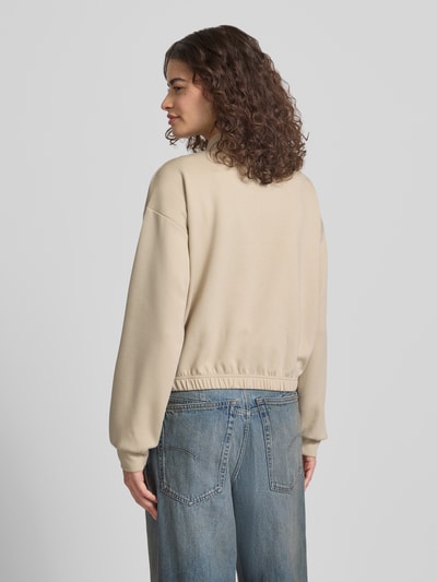 Frauenmodel trägt Regular Fit Bomberjacke mit Viskose-Anteil Modell 'TALIA' von Pieces, Optik: Unifarben, Sweat, Ganzkörperansicht Rückansicht.