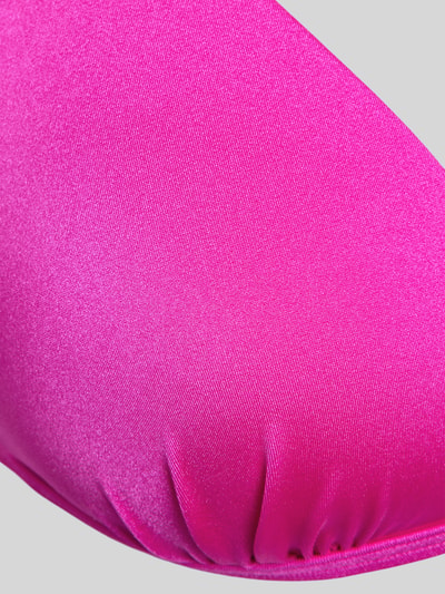 Produktfoto, Bikini-Oberteil mit Rüschenbesatz Modell 'Liora' von LASCANA in kräftigem Pink, elastischer Stoff mit feiner Struktur