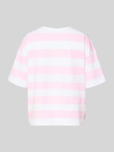 Vrouwenmodel draagt Pyjamabovendeel met motiefprint van Mey, materiaalmix met stretch, los model, geribde ronde hals, gestreept in roze en wit, rugaanzicht, Ganzkörperansicht Rückansicht.