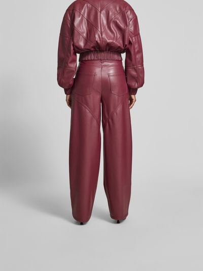 ROTATE Straight Fit Stoffhose in Leder-Optik Bordeaux 5