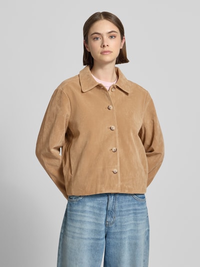 Frauenmodel trägt Jacke in Leder-Optik mit Kentkragen Modell 'Trine' von Gina Tricot aus Material-Mix mit Viskose-Anteil, Gerader-Schnitt, Knopfleiste, in Hellbraun, glatte Textur, Ganzkörperansicht von vorne.