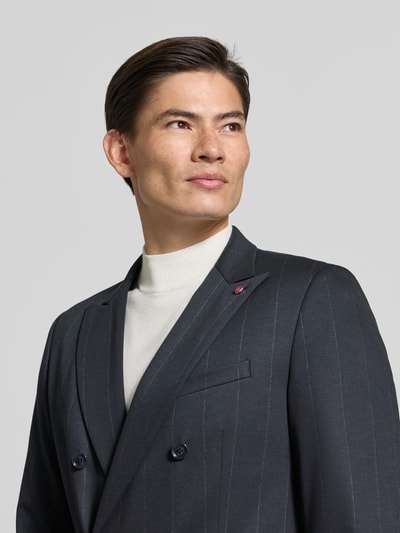 Männermodel trägt Slim Fit Sakko mit Pattentaschen Modell 'Gringo' von CG – CLUB of GENTS, dunkles Material mit feinen Streifen, Nahaufnahme Oberkörper. Material-Mix mit Viskose-Anteil, Zweireiher, Reverskragen, Knopfverschluss.