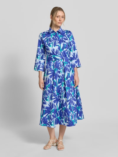 Vrouwenmodel draagt Hemdblusenkleid met Bindegürtel van Christian Berg Woman in blauw-wit all-over look van puur katoen, a-lijn midi-jurk, ruglengte maat 36 122 cm, borstwijdte 41 cm, mouwlengte 47 cm. Ganzkörperaanzicht van voren.