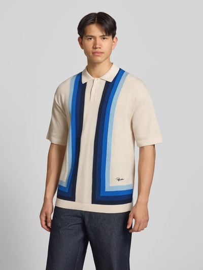 Männermodel trägt Relaxed Fit Poloshirt in Strick-Optik Modell 'Tellero' von Pegador, Reine Baumwolle, Kurzärmelig, Polokragen, Ganzkörperansicht von vorne.