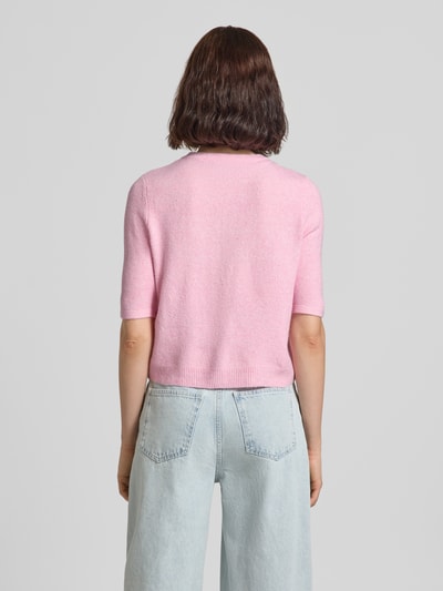 Vrouwenmodel draagt lichtroze gebreid jack van zachte textuur, model 'VMDOFFY' van VERO MODA, Dames, regular fit, rugaanzicht