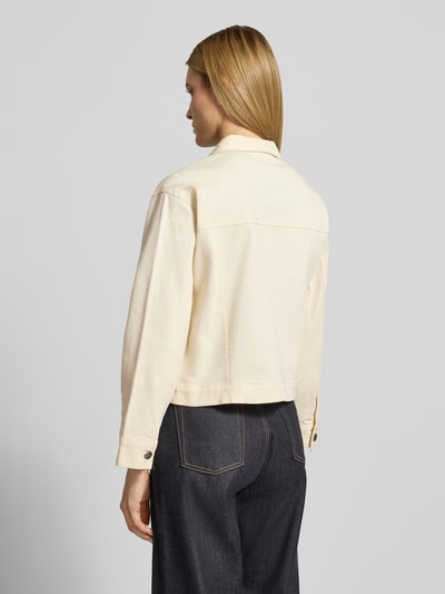 Vrouwenmodel draagt Regular Fit Jacke mit Brusttaschen Modell 'Bess' van Soyaconcept in crème, katoenmix, platte kraag, ruglengte 54 cm, schouderbreedte 48 cm, borstwijdte 50 cm, mouwlengte 56 cm, regular fit, klepzakken, knoopsluiting, geheel van achteren