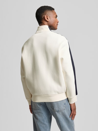 Męski model nosi Sweatjacke mit Zweiwege-Reißverschluss Modell 'FELPA' od ARMANI EXCHANGE, bawełniany mix z elastanem, krój regular fit, długość tyłu w rozm. M: 67 cm, długość rękawa: 61 cm, widok całej sylwetki z tyłu