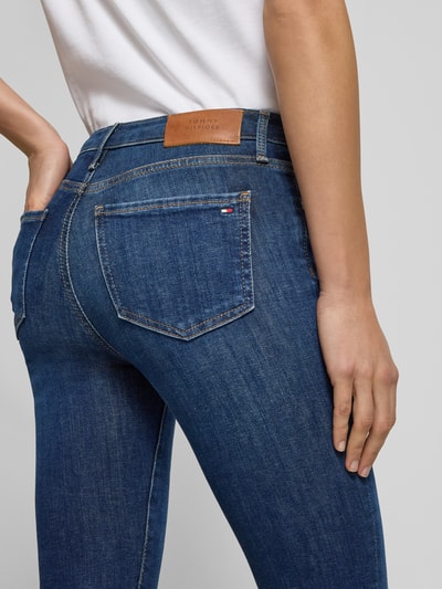 Kobiece modelka nosi Skinny Fit Jeans im 5-Pocket-Design Modell 'COMO' od Tommy Hilfiger Sportswear w kolorze niebieskim, detal na metce, zbliżenie na tył.
