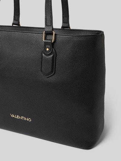 Produktfoto, schwarze Shopping Bag mit Logo-Applikation Modell 'Brixton' von VALENTINO BAGS, Strukturmuster, Leder-Optik, goldene Details