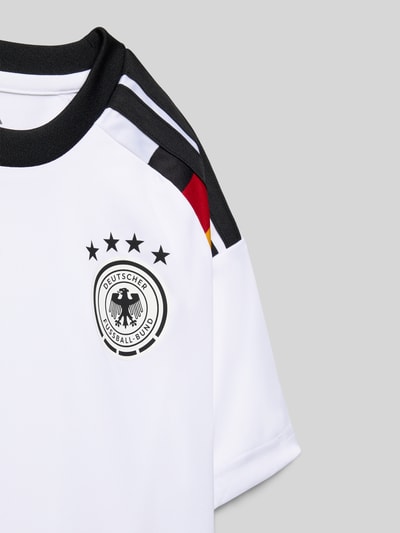 Junge trägt Regular Fit Trikot mit Logo-Print und DFB-Print von adidas Sportswear, Optik: Unifarben, Rundhals, Ärmelform: Kurzarm, Materialverarbeitung: Stretch, Nahaufnahme Oberkörper.