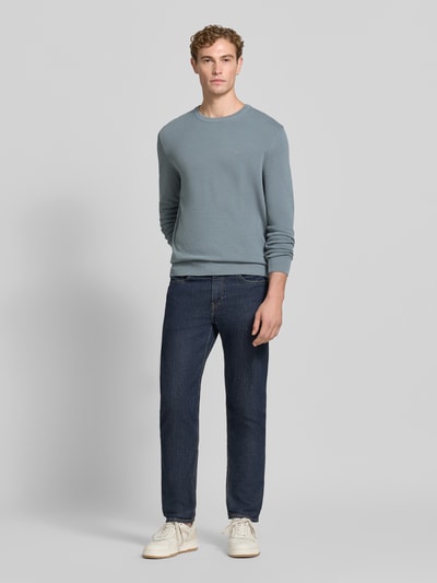 Męski model nosi Regular Fit Pullover aus reiner Baumwolle von Marc O'Polo w kolorze jasnoniebieskim, gładka faktura, Ganzkörperansicht von vorne.