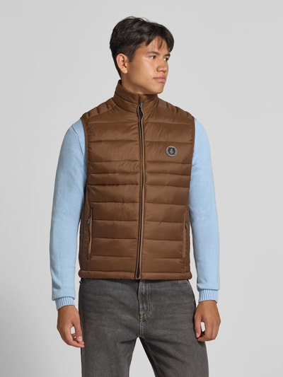 Mannenmodel draagt bodywarmer met ritssluiting Ritszak, Model 'KINGSLEY' van JACK & JONES, regular fit, opstaande kraag, voorkant geheel, Ruglengte maat M 65 cm, Schouderbreedte 42 cm, Borstwijdte 43 cm.