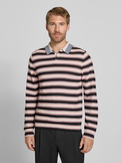 Männermodel trägt Poloshirt aus reiner Wolle von Paul Smith, gestreiftes Muster, Regular Fit, langärmelig, Ganzkörperansicht von vorne.