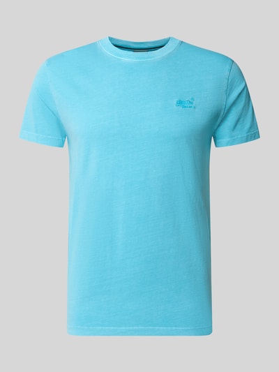 Produktfoto, T-Shirt mit Rundhalsausschnitt und Label-Stitching von Superdry in Hellblau, reine Baumwolle, Slim Fit, glatte Textur