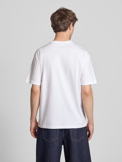 Männermodel trägt weißes Relaxed Fit T-Shirt aus reiner Baumwolle Modell 'FRED' von Only & Sons, unifarben, kurzarm, Ganzkörperansicht Rückansicht.
