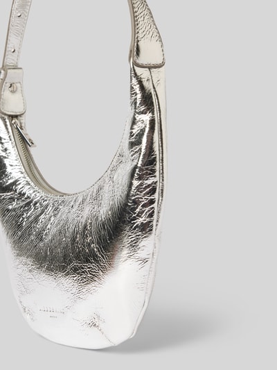 Productfoto, Shoulder Bag met verstelbare schouderband model 'Ryker' van LIEBESKIND BERLIN, zilverglans met reliëflogo, hoofdvak met ritssluiting, breedte maat 1: 24 cm, lengte 26 cm, diepte 5 cm, bandlengte 41 cm
