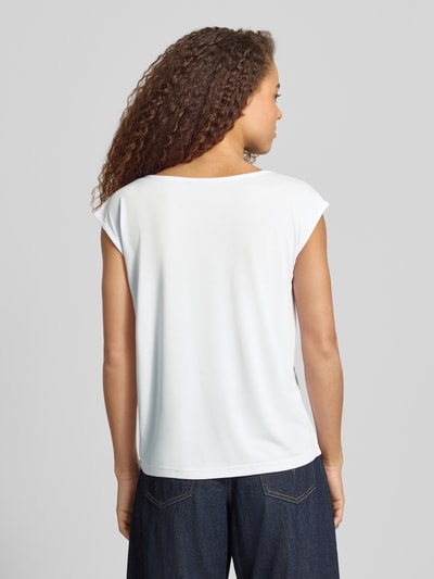Frauenmodel trägt Relaxed Fit T-Shirt aus Modal-Mix Modell 'KAMALA LACE' von Pieces, Optik: Unifarben, Ganzkörperansicht Rückansicht.