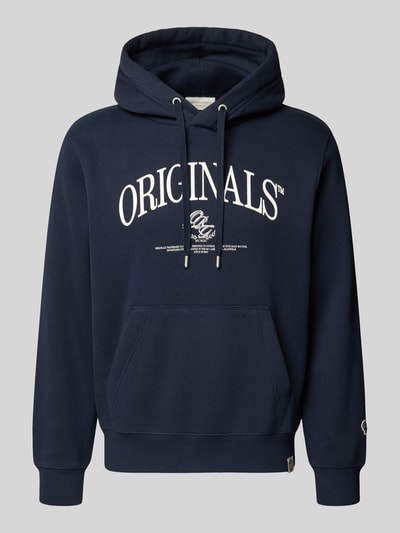 Produktfoto, Relaxed Fit Hoodie aus Baumwoll-Mix Modell 'FREDERIKSBERG' von JACK & JONES, dunkelblau mit weißem Print, Kängurutasche, Kapuze, elastische Abschlüsse