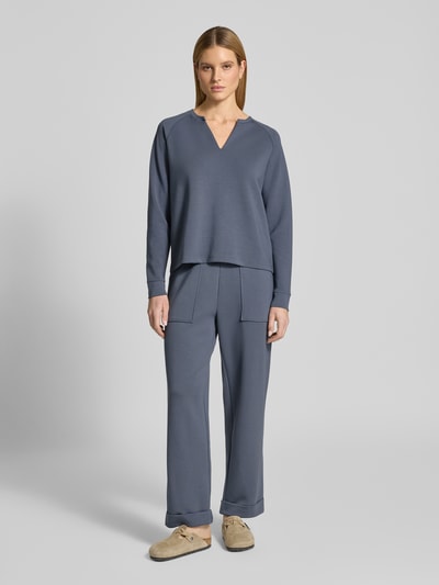 Frauenmodel trägt Sweatpants mit Eingrifftaschen und Aufschlag von Christian Berg Woman im Modal-Mix, Relaxed-Fit, Ganzkörperansicht von vorne.