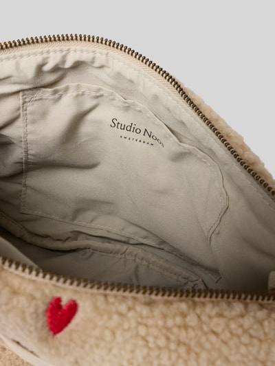 Produktfoto, Shoulder Bag aus Teddybont van Studio Noos, hoofvak met ritssluiting, verstelbare schouderband, logopatch, beige, zachte textuur