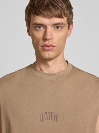 REVIEW Top z nadrukiem z logo Ziemisty brązowy 3